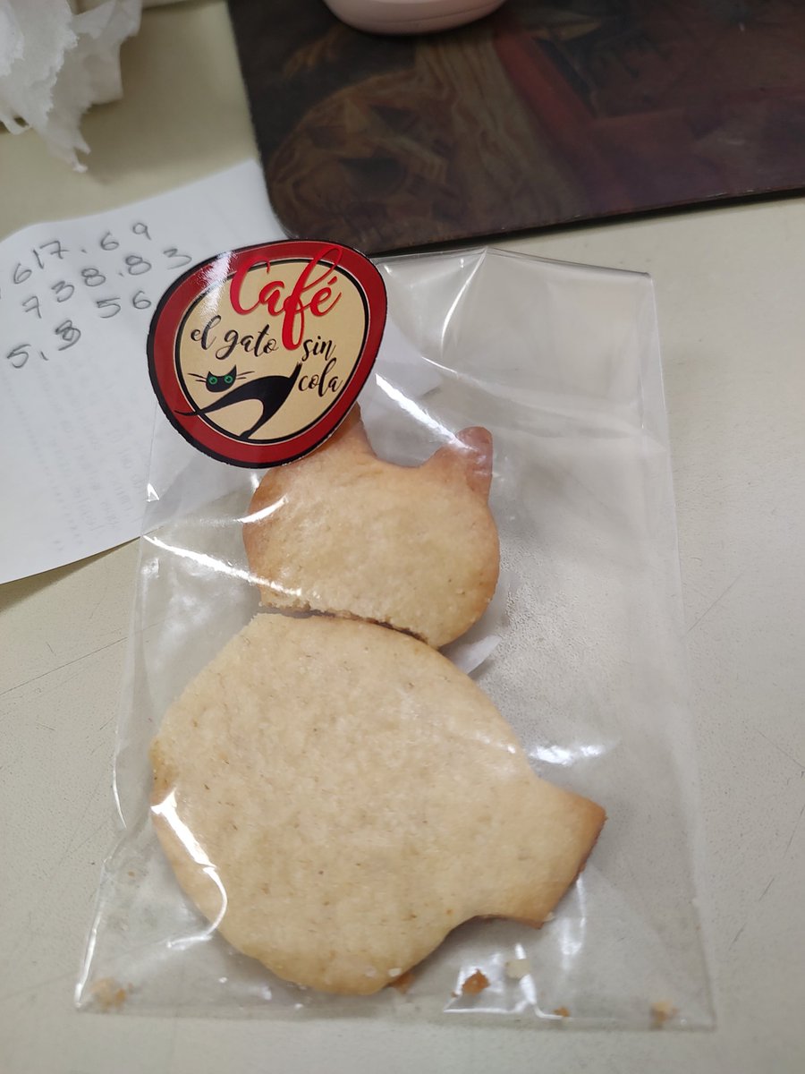 Dra_Kleine's tweet photo. Hora de un cafecito con galletita miau de @ElGatoSinCola https://t.co/tgFMRRgWmF