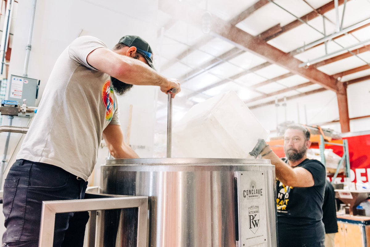 WarpedWing's tweet photo. Next up from our Brewer's Select Series brews is Falling Darkness #CascadianDarkAle brewed by Asst Brewer, Alex R! #Roasty, hop forward #darkbeer w/ tons of dark malt flavor & aroma, w/definitive hop character. Made with Lactose.
Launching Thurs, 5/12!
https://t.co/iWrqibbOdE https://t.co/JKa9MiXOt0