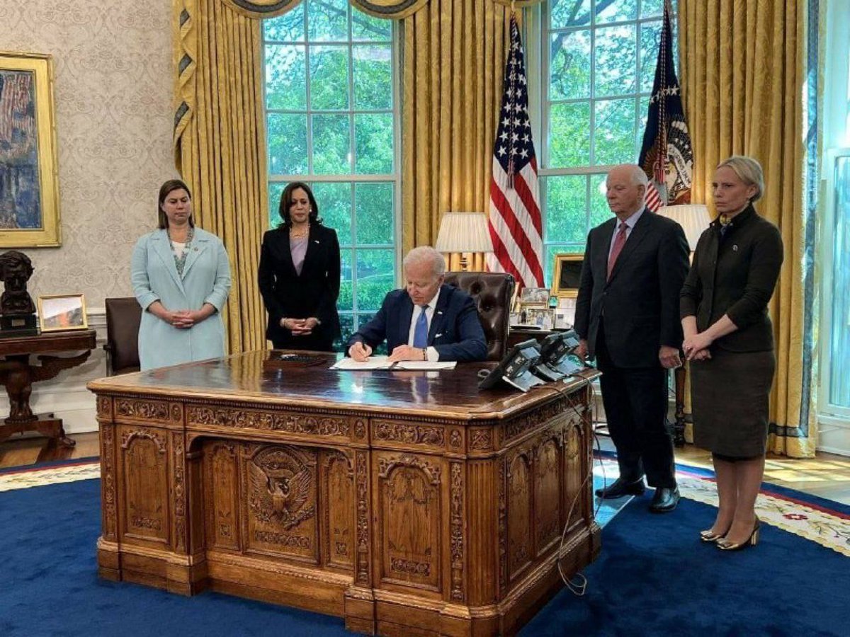 ukrainiareality's tweet photo. Historical photo:
Biden signs Lend-Lease for #Ukraine️
#StandWithUkraine https://t.co/g7ZD4WbyV5