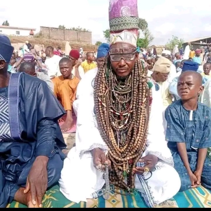 Mo ri tuntun oooo,3 caps,2 glasses and many rosaries, o por daku