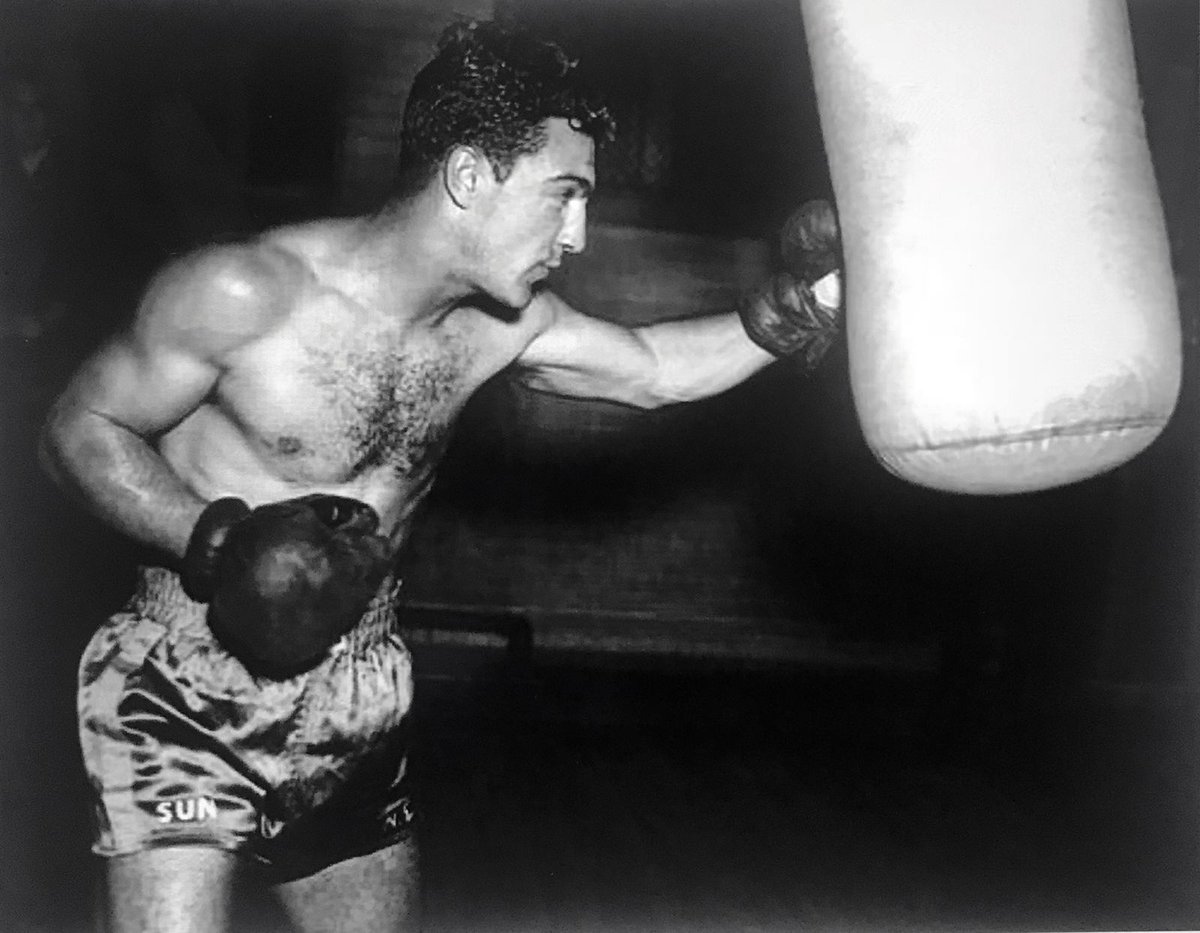 RoninShaolin's tweet photo. Rocky Marciano, leyenda de 1.75 m y 85 kgs jamás se excusó por su tamaño, y logró mantenerse invicto como campeón mundial de los pesos pesados. Bivol se apiadó y evitó noquear al Globo, quien por cierto no ganó un sólo round. El boxeo actual es una farsa. https://t.co/WSGoKFCHbm