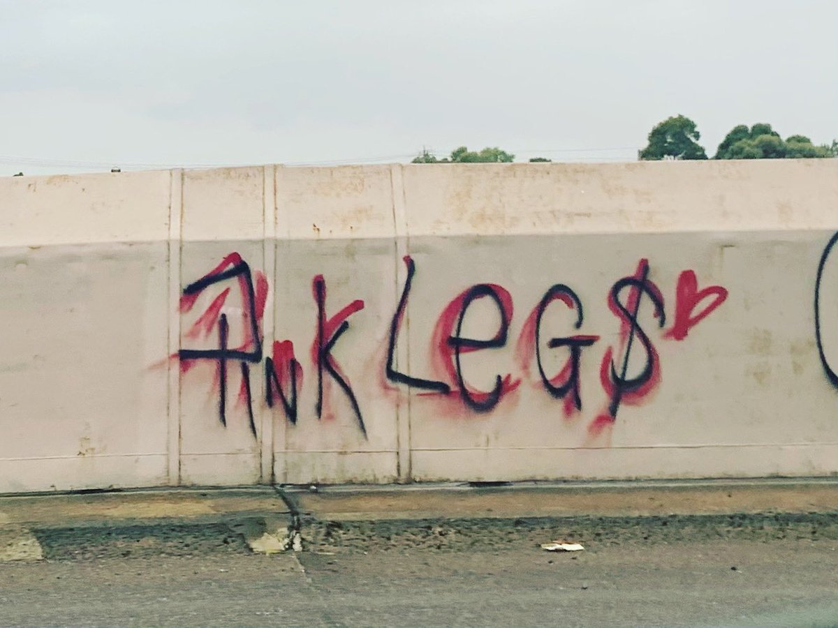 graffiterati's tweet photo. I’d go see the doctor #pinklegs #pink #legs #richmond #graffiti #sligangraffiti #doctor @graffiterati @sevenbreaths https://t.co/fN0f0xmJR1