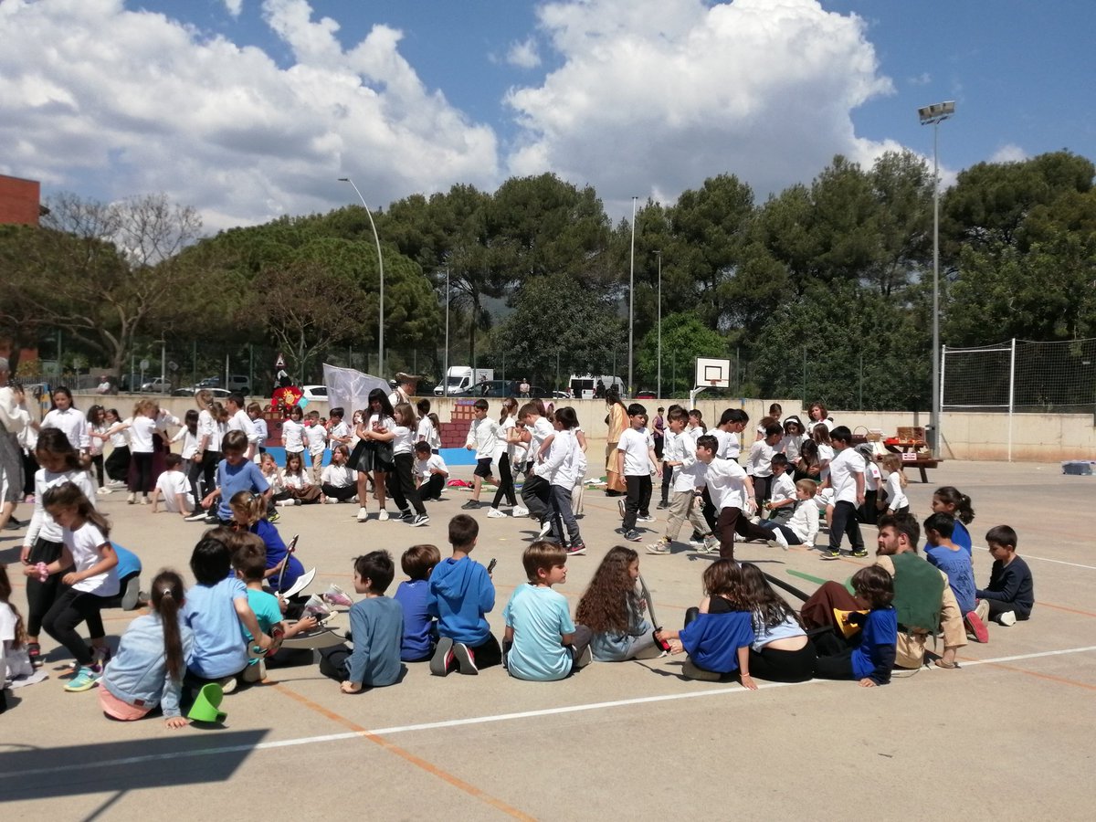 EscolaElsPins's tweet image. Avui l'alumnat de #1PRI #2PRI #3PRI amb mestres i actors convidats han fet el Desembarcament Pirata! Gràcies a tots els que ho heu fet possible! 
Gràcies @jordimaresma @jrmoleroyll per venir! 
#Cultura
#LiniaEscolaTeatre
#SomDelsPins