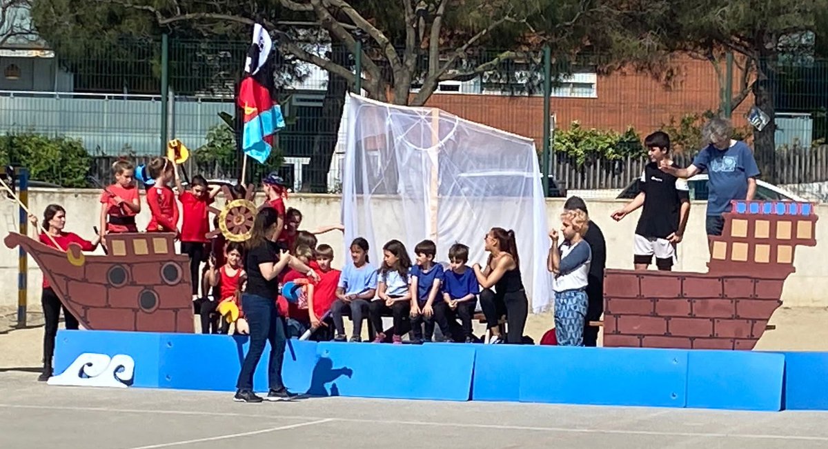 EscolaElsPins's tweet image. Avui l'alumnat de #1PRI #2PRI #3PRI amb mestres i actors convidats han fet el Desembarcament Pirata! Gràcies a tots els que ho heu fet possible! 
Gràcies @jordimaresma @jrmoleroyll per venir! 
#Cultura
#LiniaEscolaTeatre
#SomDelsPins