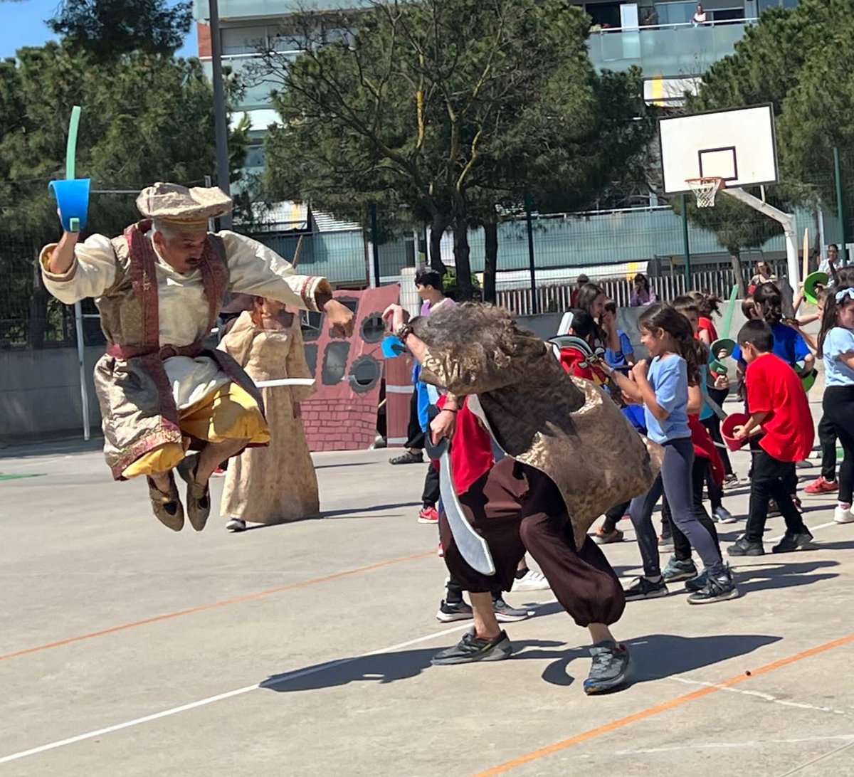 EscolaElsPins's tweet image. Avui l'alumnat de #1PRI #2PRI #3PRI amb mestres i actors convidats han fet el Desembarcament Pirata! Gràcies a tots els que ho heu fet possible! 
Gràcies @jordimaresma @jrmoleroyll per venir! 
#Cultura
#LiniaEscolaTeatre
#SomDelsPins