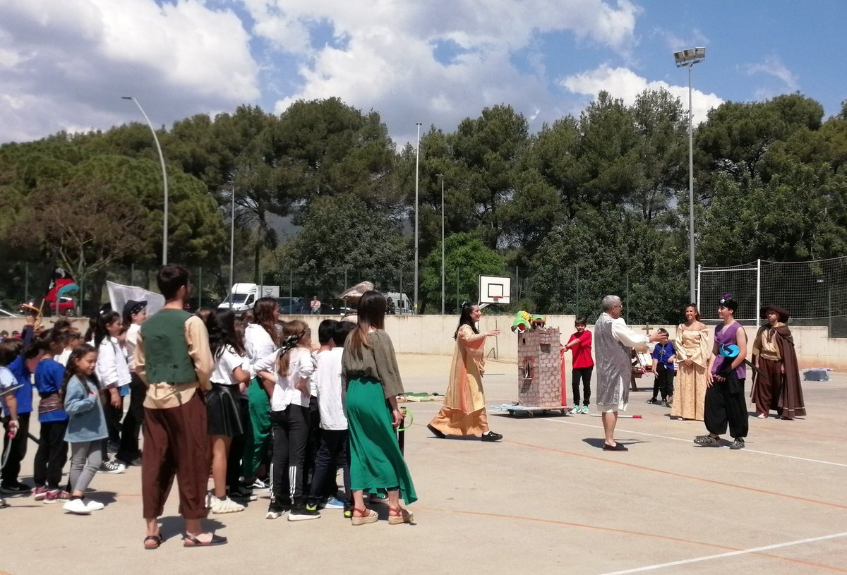 EscolaElsPins's tweet image. Avui l'alumnat de #1PRI #2PRI #3PRI amb mestres i actors convidats han fet el Desembarcament Pirata! Gràcies a tots els que ho heu fet possible! 
Gràcies @jordimaresma @jrmoleroyll per venir! 
#Cultura
#LiniaEscolaTeatre
#SomDelsPins