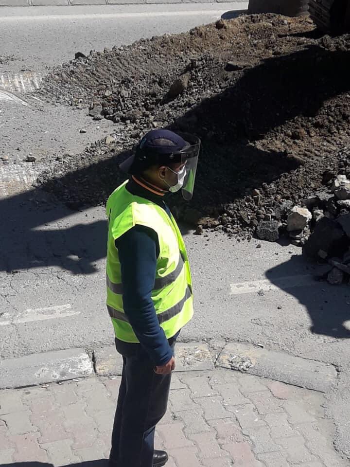 CKaanYAVUZ's tweet photo. #Robocop #Style!
#Covid-19 süresince ilk zamanlar böyleydik.
Sokağa çıkma yasağı varken, #trafik yükü fazla olan ve #altyapı sı kritik durumdaki #cadde lerin altındaki #problemleri bir bir çözüyorduk.
#eskilerden #İSKİ #pandemi #pandemic #kazı #çalışma #maske #mesafe #temizlik https://t.co/TDGOsRJsur