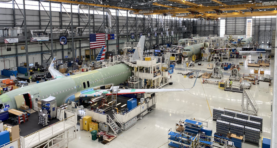 MadeinAL's tweet photo. 💥NEWS FLASH: Airbus plans to hire 1,000 new workers in Mobile with expansion project to add assembly line for #a320family aircraft at Alabama factory | via @GovernorKayIvey 

⚡️https://t.co/VqO76PAMdp https://t.co/kF4H4fGbw1