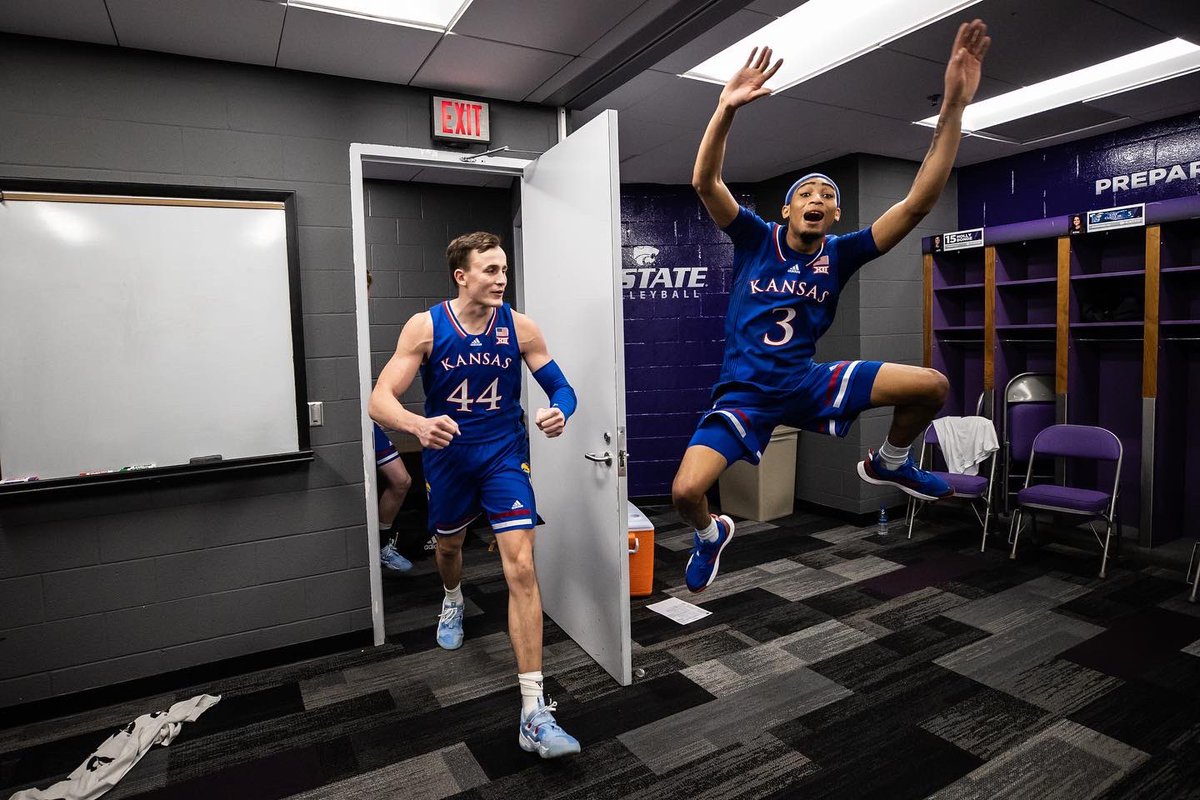 let us never forget when <a href="/DajuanH10/">Dajuan Harris</a> was the first one in the locker room and had no one to celebrate with so he just did this 😂