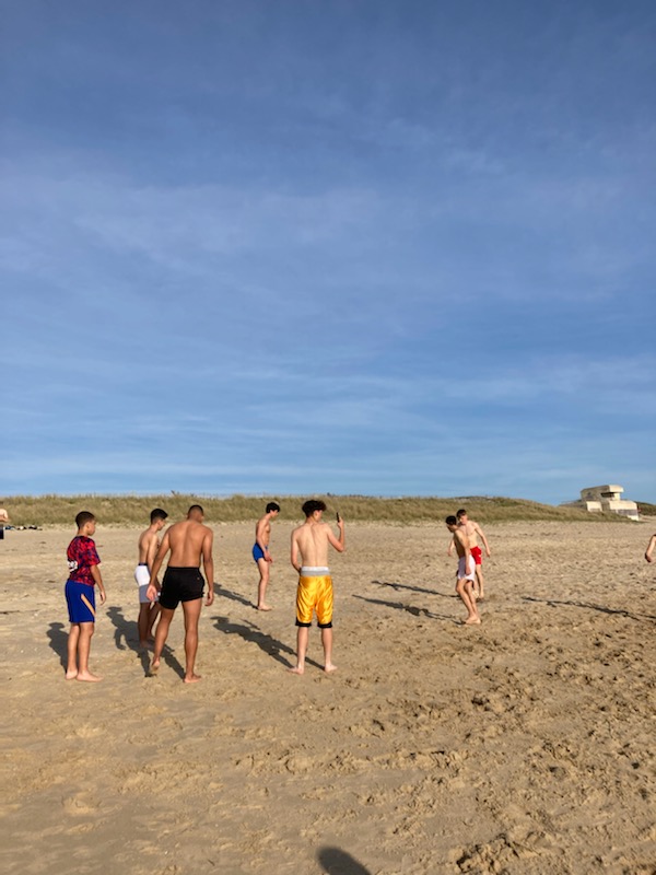 ArmandLycee68's tweet photo. En route pour la finale du championnat de France UNSS football ! Entraînement sous le soleil ! Une pensée pour nos élèves de terminale de la section sportive qui ont dû renoncer à ce championnat pour passer leurs épreuves de bac ! La suite demain !! @acstrasbourg @DaacStrasbourg https://t.co/MjdVZjKGf5