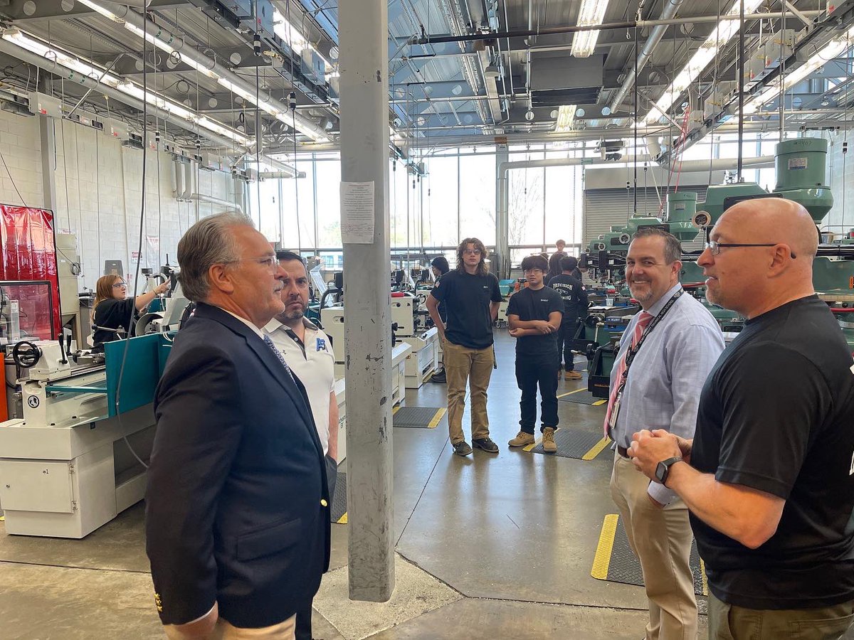 MayorEsposito's tweet photo. I spent the afternoon touring the tremendous facilities at @HenryAbbottTech and sitting down with students from Rogers Park for an interview on their podcast! #DanburyPride https://t.co/z7mSj1Hlzl
