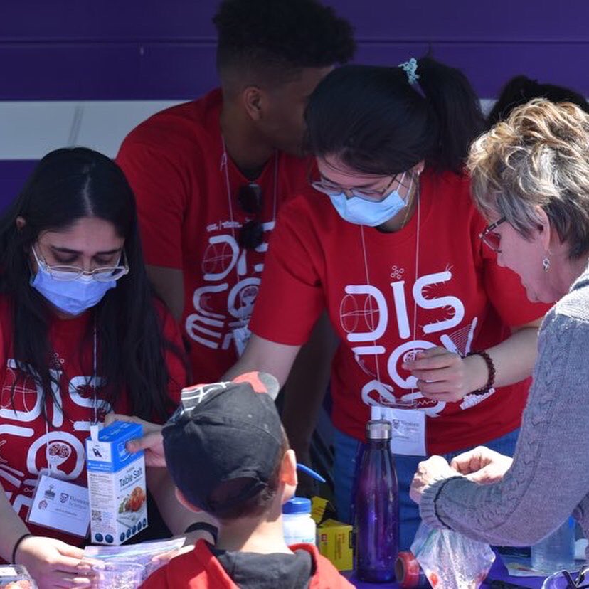 physpharm_grads's tweet photo. A memorable day @WesternU @westernuPandP at #ScienceRendezvous! The Phys Pharm booth had an awesome time doing strawberry DNA extraction and Plasmolysis of onion cells! Big shoutout to our grad student volunteers and booth team lead Virginia Wolfe for putting it together!🧬🔬 https://t.co/v9hyASVmlO