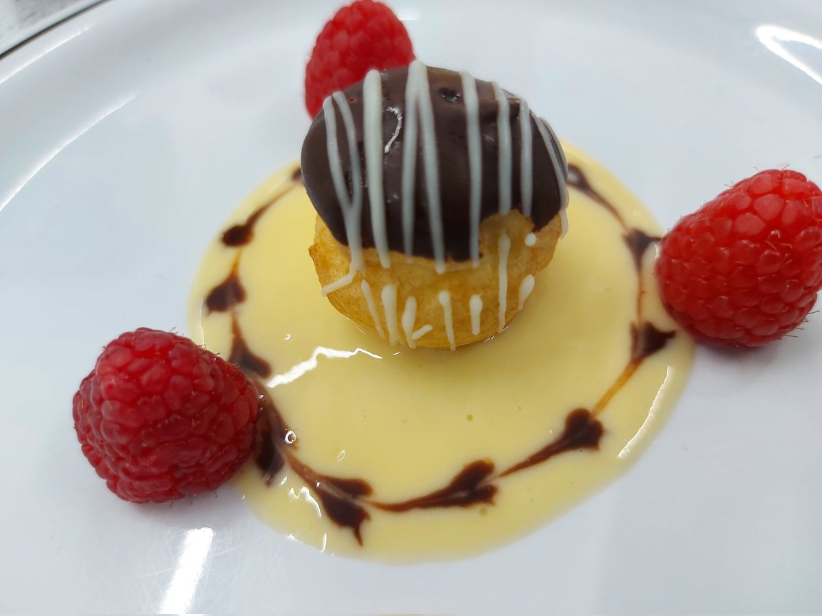 MichelleHomer3's tweet photo. I did the custard and chocolate ring of hearts and ... that's about it 😆 https://t.co/UTL9Orjhr8