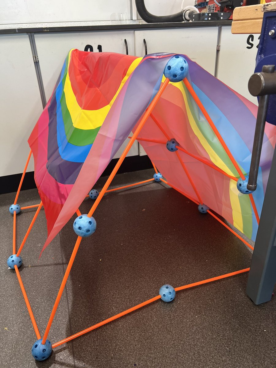 Some den building fun for STEM at #FutureFriday <a href="/ClydeValleyHS/">Clyde Valley High School</a> The pupils explored the importance of having a triangle as a fundamental shape in creating an object such as a den! Well done folks! ⭐️