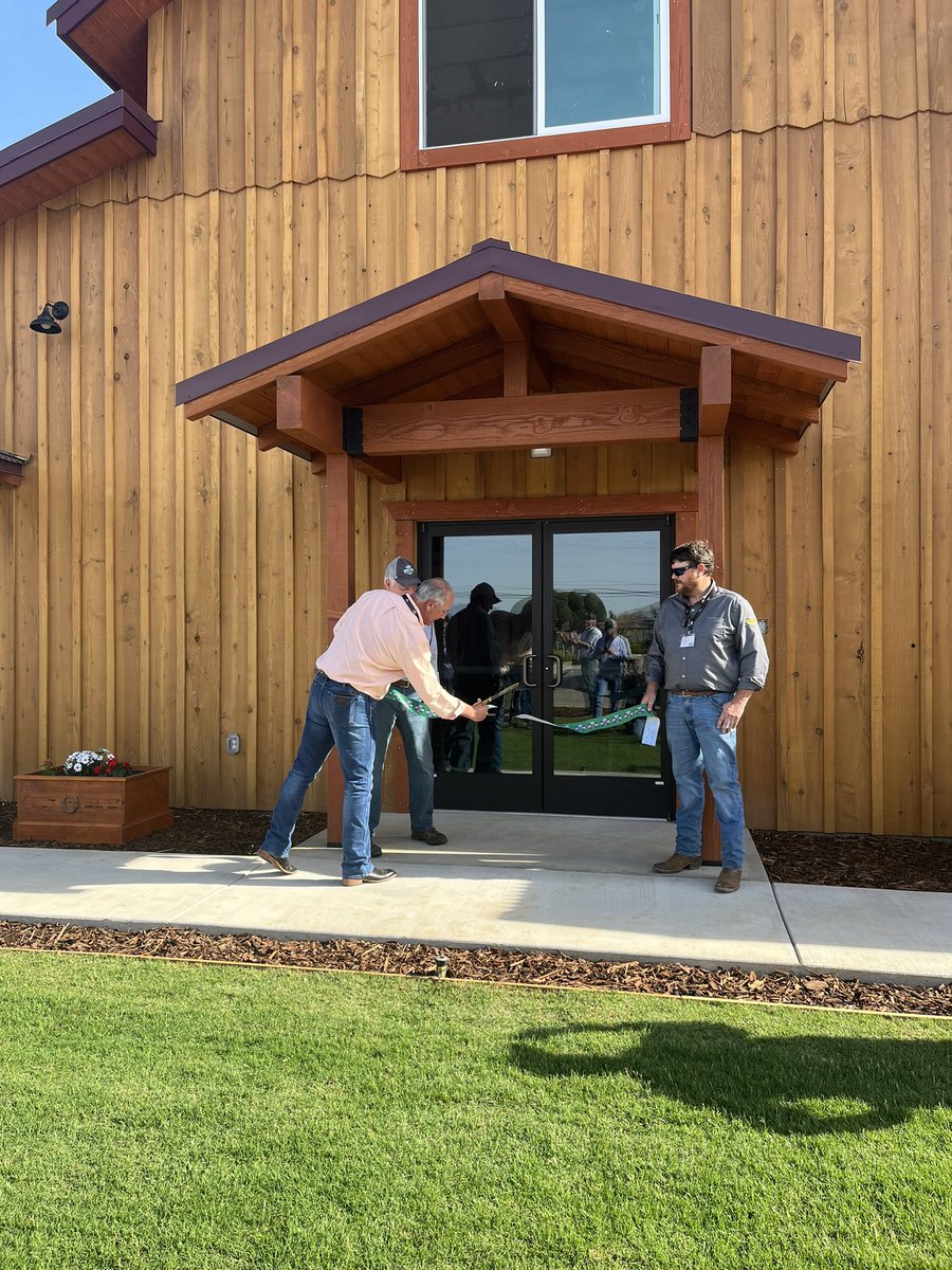 CatharineKPerry's tweet photo. “There’s no place like home” - especially when it comes to California agriculture. Thankful to be in the Central Valley near my hometown of Clovis this week for the grand opening of the @TKICropVitality Innovation &amp; Learning Center in Dinuba. #agriculture https://t.co/q5Ga84pUGn