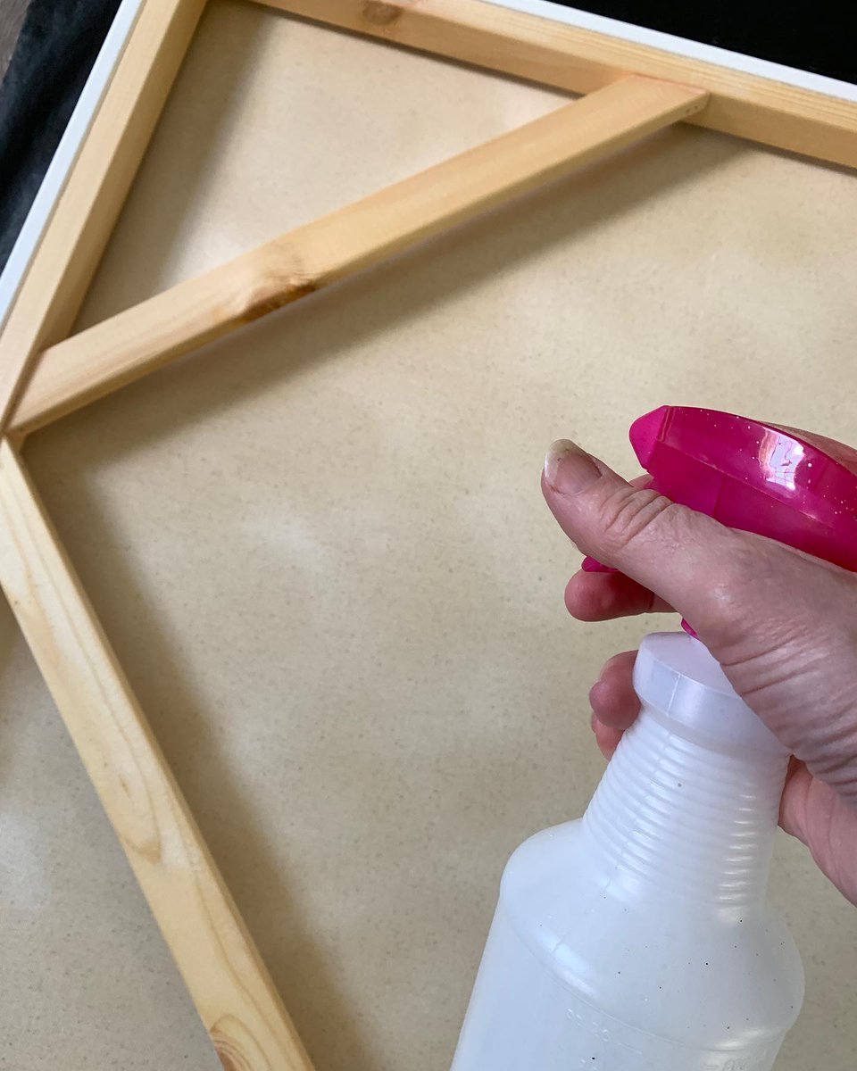 egilbeez's tweet photo. Why am I spraying the back of my canvas? Eliminate wrinkles! Spray with warm water and lie flat to dry.
#artisthack #oilpainter #artistlife #artstudio #canvaspainting #oilpainting https://t.co/9E27OHOeT5