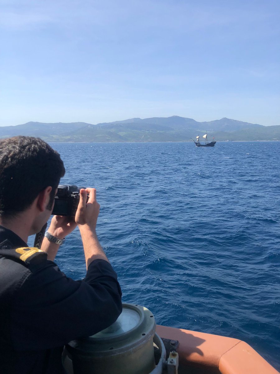 Armada_esp's tweet photo. Si hace unos días fue el #P82Formentor quien se cruzó con ella, ayer lo hizo el #P22Tagomago en aguas del Mar de Alborán, por donde la réplica de la nao #Victoria @NaoFundacion continúa rememorando la gesta de #Elcano. @vcentenario_ 

#SomosLaArmada🇪🇸⚓️ https://t.co/7jnxoGuzGc