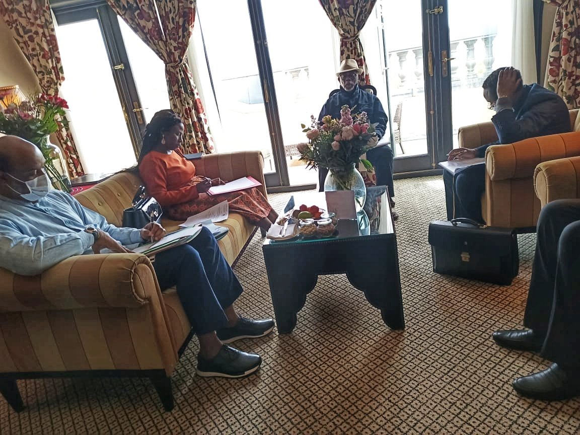 diplocam_minrex's tweet photo. SEMAINE ÉCONOMIQUE ET CULTURELLE DU CAMEROUN AUX PAYS-BAS.

Arrivé ce jour à La Haye aux Pays-Bas, S.E. MBELLA MBELLA, présidera, la Semaine économique et culturelle du Cameroun aux Pays-Bas, qui se tiendra du 10 au 15 mai 2022 à La Haye.
#CECWTheHague

https://t.co/Ivf2Kcrqzo https://t.co/mobs9p2BU7