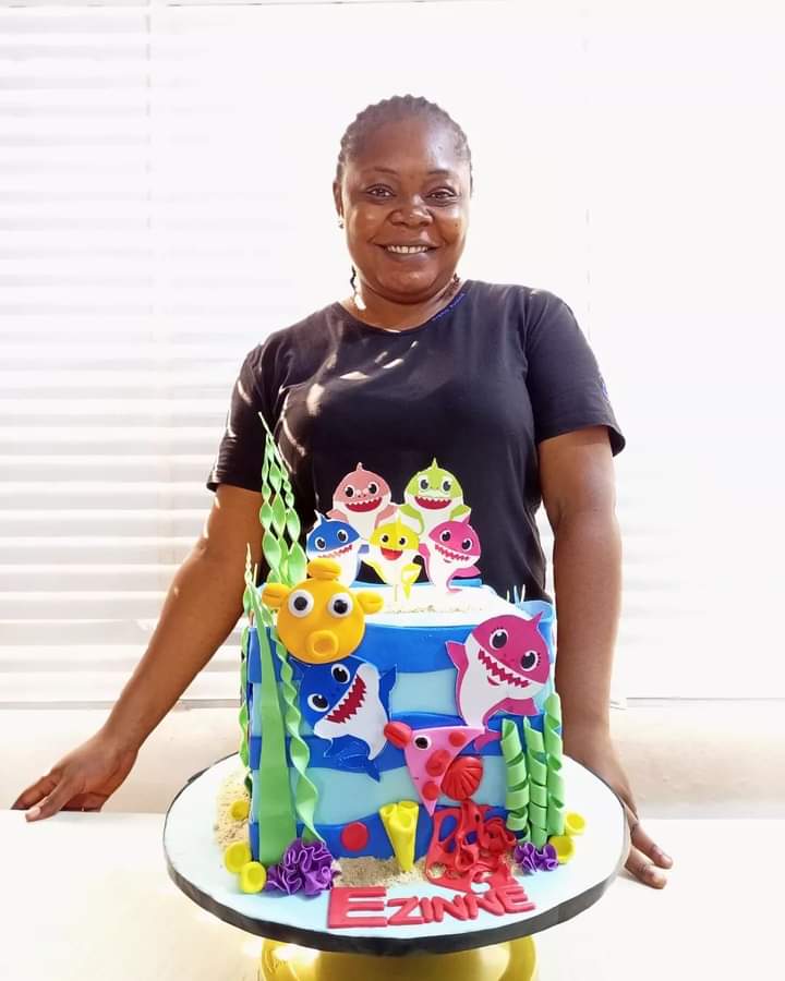 Zinny_Vee's tweet photo. A Baker and her Cake.
#Awkabaker
#Anambravendor
#explorepage
#Eastbaker
#Babysharkcake https://t.co/BajgtNyi9m