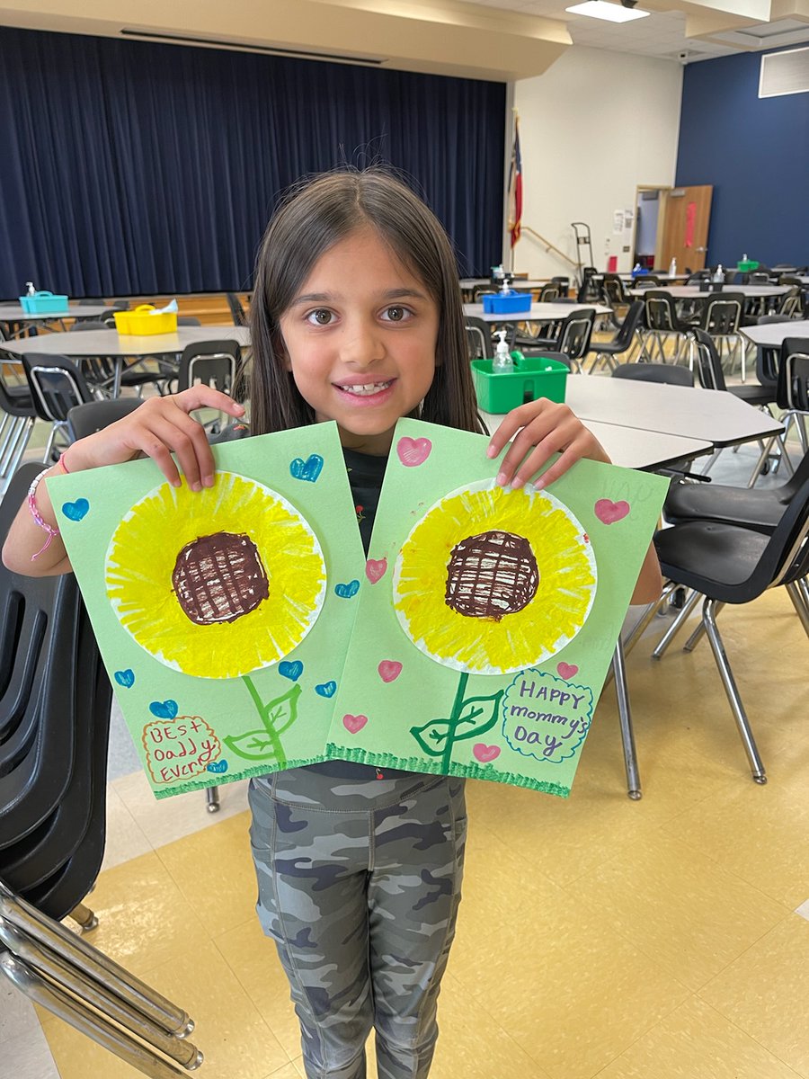 AldridgePasar's tweet photo. @AldridgePASAR students made 3D sunflowers for their love ones https://t.co/vyha9KoDs4
