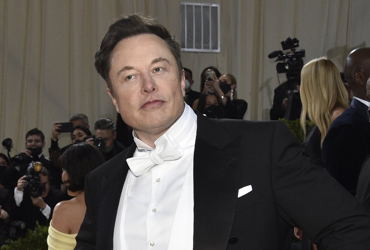 NEWSMAX's tweet photo. .@elonmusk admitted that Twitter has a left-wing bias when enforcing its content standard policy. https://t.co/BCoBZFb7wr https://t.co/uGjCYVCRIc