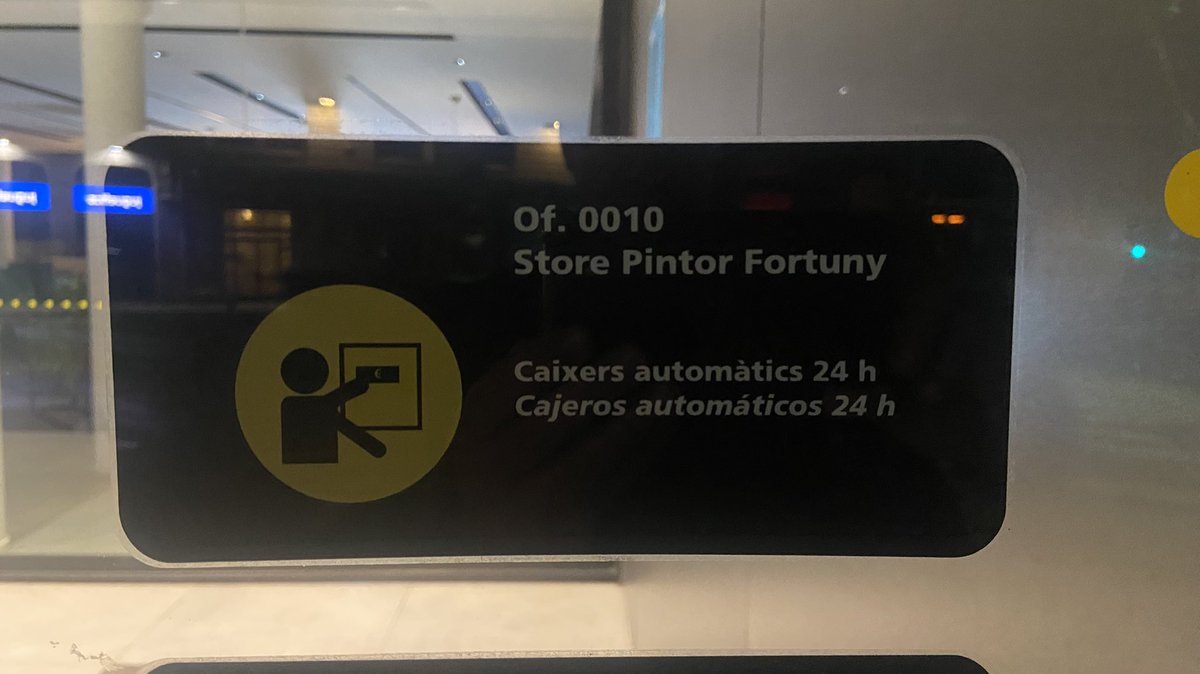 MarcGuirro's tweet photo. Segons diu aquest cartell, jo hauria de poder disposar dels meus diners 24h al dia, però son les 23:30 i cap dels 6 caixers està obert @CABK_Respon podeu respondre? https://t.co/l3MEdCLI8M