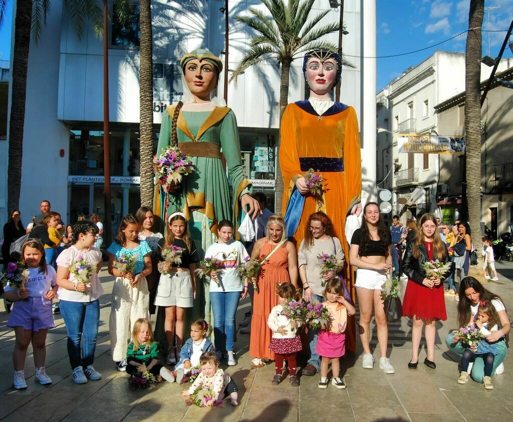 gegantsvng's tweet photo. Previ a #ladansada2022 vam fer una trobada de Guisles com a primer acte del 50 aniversari dels #gegants de la Geltrú. Aquí les teniu, humanes i gegantes, i aprofitem per agrair a la seva assistència. #vng #etdiusguisla https://t.co/7lSfONuiFn