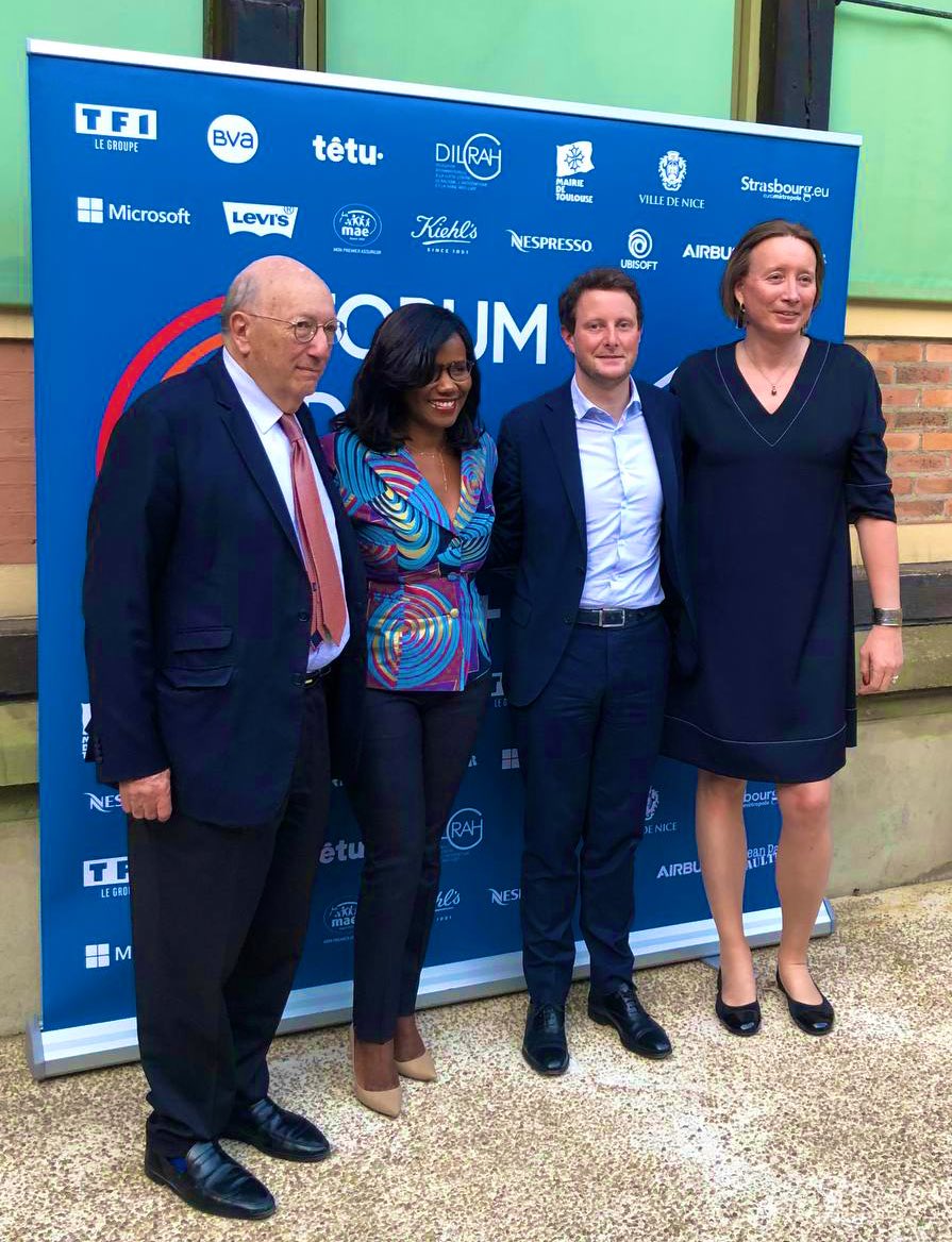 Heureux de soutenir ce soir l’équipe du <a href="/lerefuge/">Fondation Le Refuge</a>, qui porte secours et redonne espoir à des centaines de jeunes #LGBT+ #ForumJeunesLGBT
<a href="/1ElisaMoreno/">Élisabeth Moreno</a> <a href="/Tof_Beaugrand/">Christophe Beaugrand-Gerin</a> 🏳️‍🌈