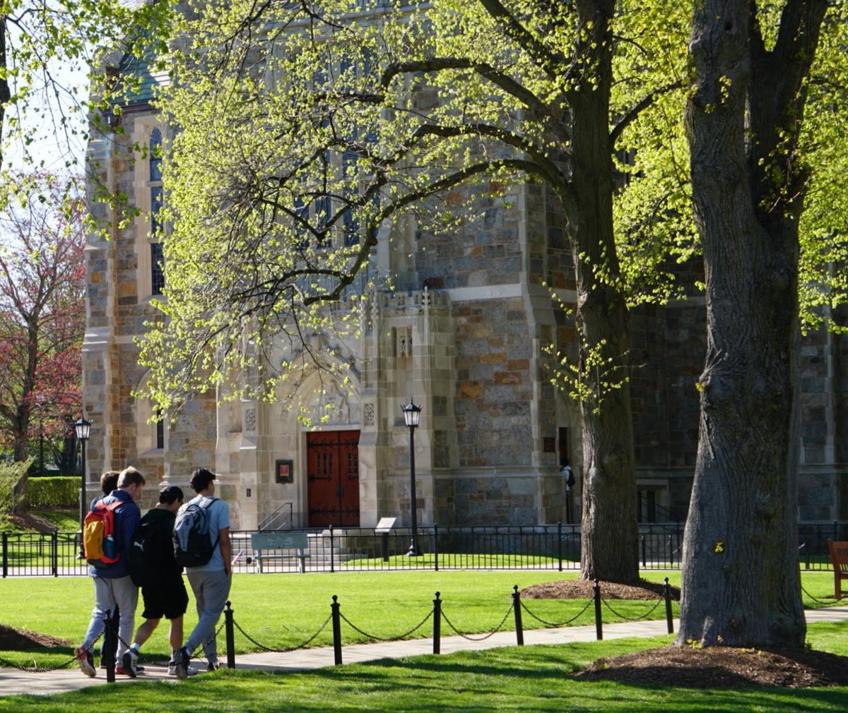 BapstLibrary's tweet photo. Heading to Bapst Library ~ 5:00 PM #FinalExams https://t.co/KbPOVtTqo9
