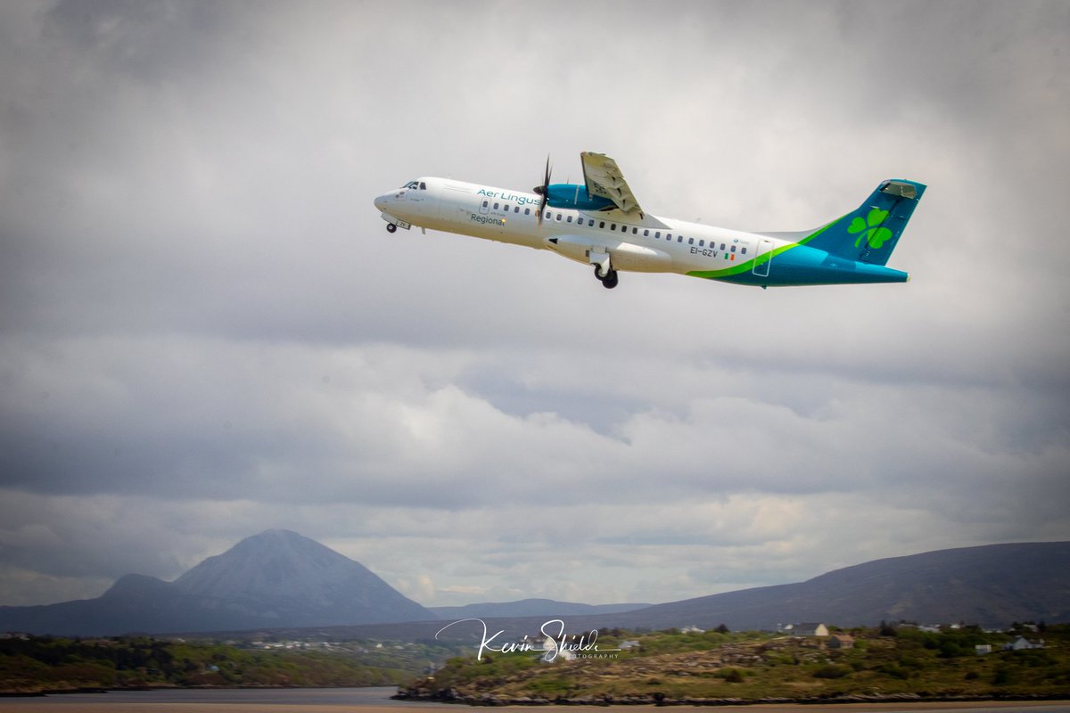 Kevinshields33's tweet photo. @AerLingus Emerald Airlines flight departing from the amazing scenic @DonegalA for @DublinAirport on Saturday afternoon with Mount Errigal prominently on show in the distance. @DiscoverDonegal @DiscoverIreland @TourismIreland
#donegalairport
#aerlingus
#Donegal
#WildAtlanticWay https://t.co/RB9JkmHuWQ