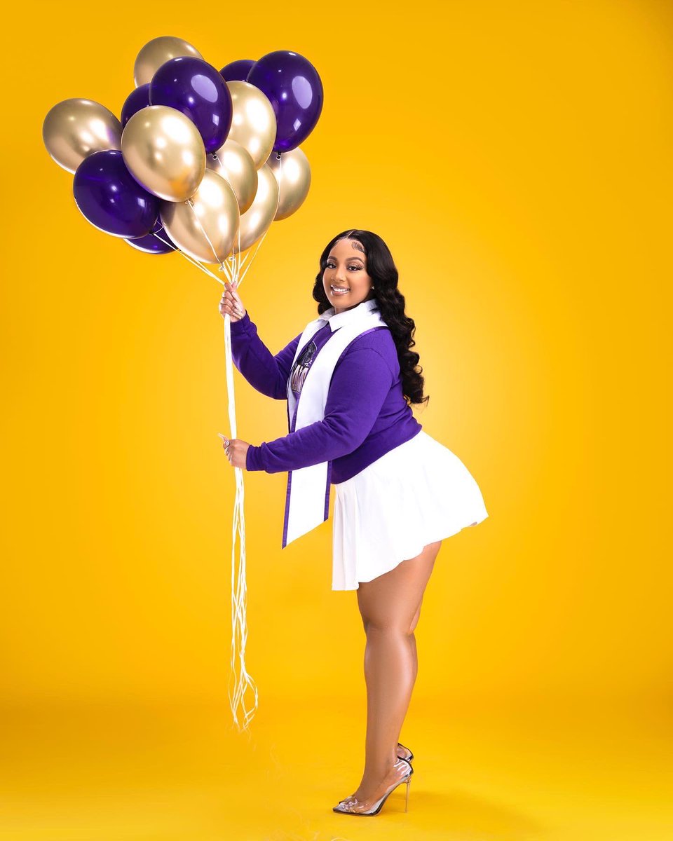 aisyalaxxx's tweet photo. On May 14, 2022 I graduate from THE Prairie View A&M University with my bachelors of science degree in psychology๐๐
โ
3.66 GPA
โ
Multiple internships
โ
Multiple job offers
โ
Accepted into graduate school
#PVAMUGrad #PVAMUGRADSWAG #PVAMU22 https://t.co/A6dcUj3rq5
