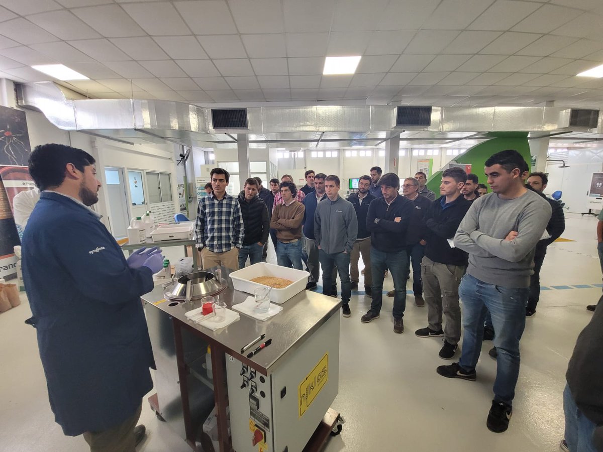 FascioliGabriel's tweet photo. Cerelares 2022!!! Hoy nos capacitamos en el SCI Seedcare Pergamino de @Syngenta_ar junto a @HernanBarbero y @JuanMig13465284. @lucrecouretot nos describió las enfermedades relevantes y su correcto manejo. Contamos con la presencia de Distribuidores de la zona. #sedaxane #vibrance https://t.co/N6OrF0eq6p