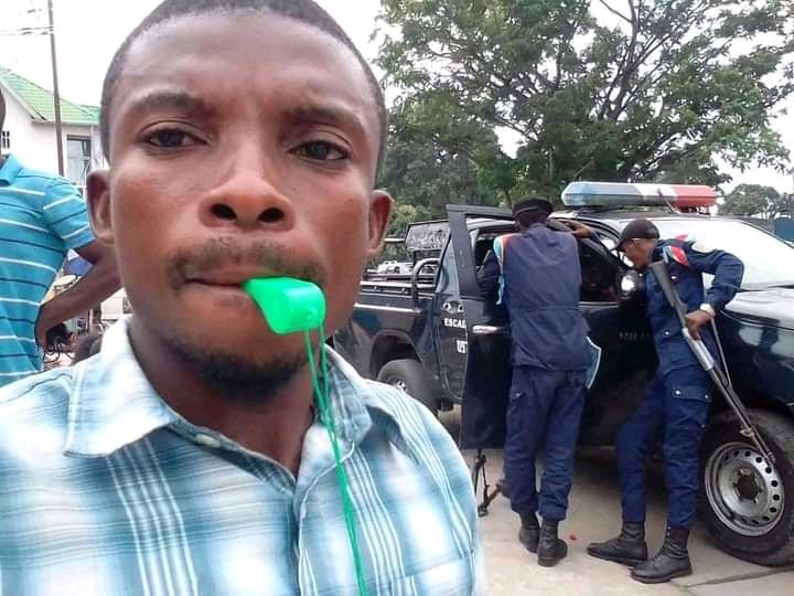vie_sacree's tweet photo. @vie_sacree condamné l'enlèvement dont son coordonateur adjoint Bodrick ntote nkume a été objet, lors de méga sit-in devant le parlement, une manifestation organisée par les forces sociales et politiques sous l'égide de #Calcc et #Milapro. https://t.co/G4nRJ75EJ1