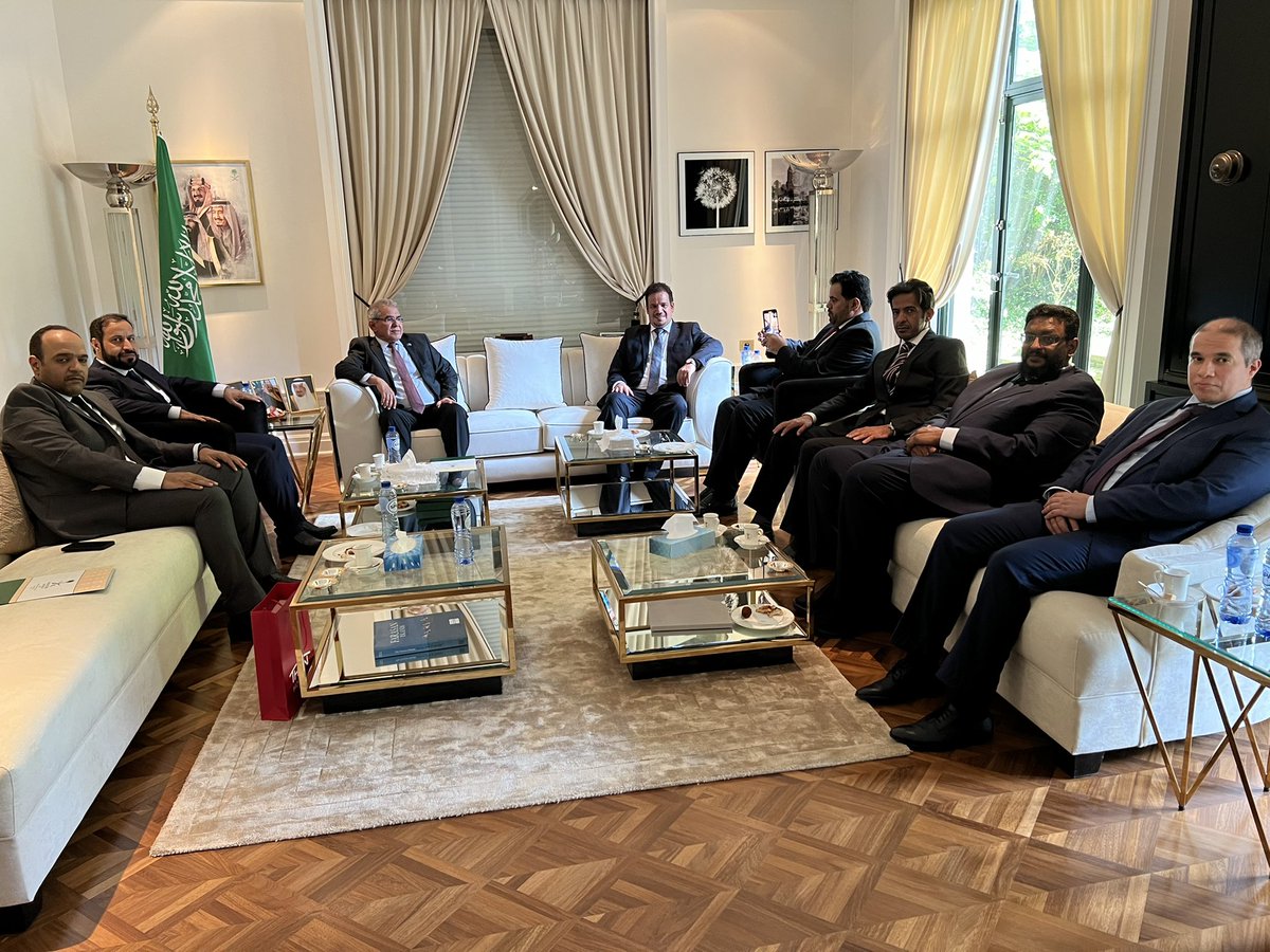 KSAmissionEU's tweet photo. استضاف سعادة السفير @SaadAlarify
 اعضاء اللجنة الوطنية للجان العمالية @SNCWCs برئاسة الدكتور/ فيحان بن مساعد العتيبي نائب رئيس اللجنة،  حيث تم خلال اللقاء عرض جهود أعمال اللجنة وأدوارها و انجازاتها ، وتبادل وجهات النظر في عدد من المواضيع المختلفة. https://t.co/HbKCbKX1ZU