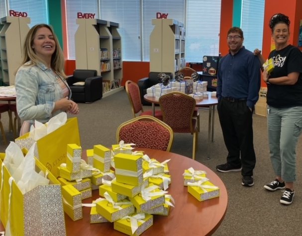 Many THANKS to <a href="/KendraScott/">kendrascott</a> &amp; Michelle for their jewelry donation that helped make our #TeacherAppreciationWeek so very special for our San Antonio Harmony teachers <a href="/HSISanAntonio/">HSI-San Antonio</a>, @HsasaTigers &amp; @HSExcellenceSA. Thanks also to <a href="/tiffstreats/">Tiff's Treats</a> for the treats at HSI-SA.🥰💍