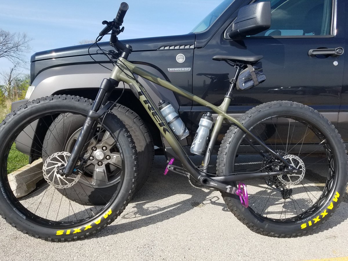 rDotFunky's tweet photo. New ride... quite the fatty. Old Jeep. #fattire #trek https://t.co/MDMmJZB2TN