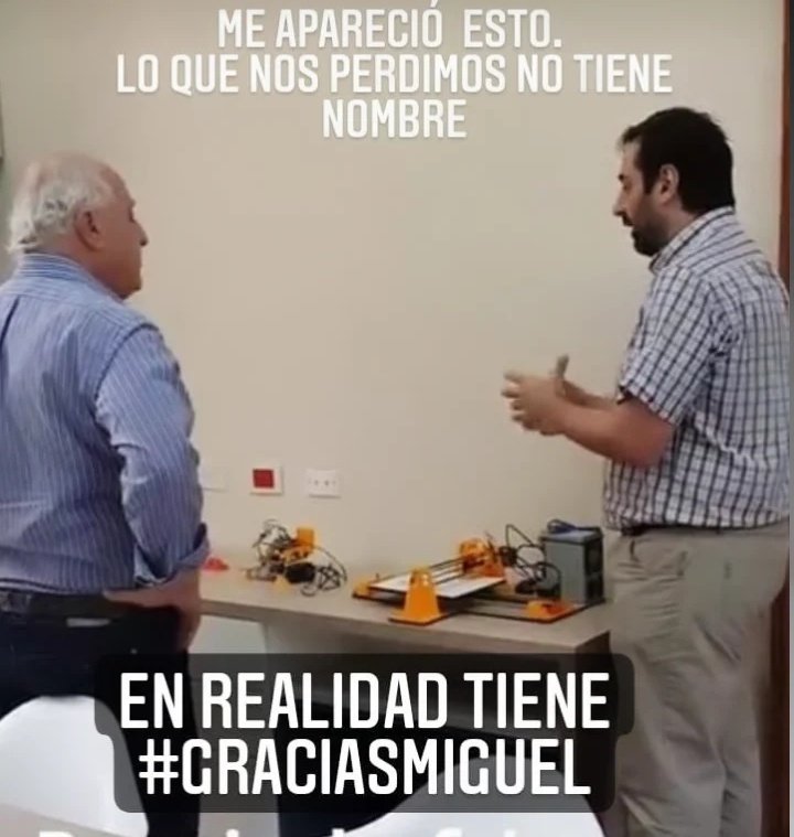 mmcanaves's tweet photo. Esta foto es de cuando recorría las oficinas de la Sede de Gobierno de #Rosario hablando con cada uno de nosotros.
En la de Innovación Pública se tomó un tiempo para que le contásemos que era el proyecto #Raeeciclaje de #Santalab.
#GraciasMiguel https://t.co/hDnVk5CB7J