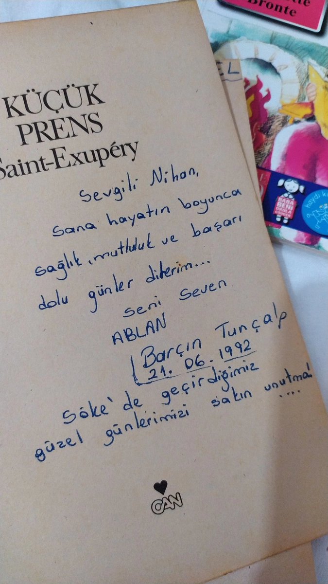 zorbakadin's tweet photo. Kitaplarımın arasında 1989 basım bir Küçük Prens buldum. Acaba kim bu Nihan ve Barçın? Sevgili Nihan, niçin kitabına sahip çıkmadı? Açıkçası benim böyle değerli bir eşyam olsa el bile sürdürmezdim. Acaba bu kişileri buradan bulabilir miyiz? https://t.co/A3fUPp90o7