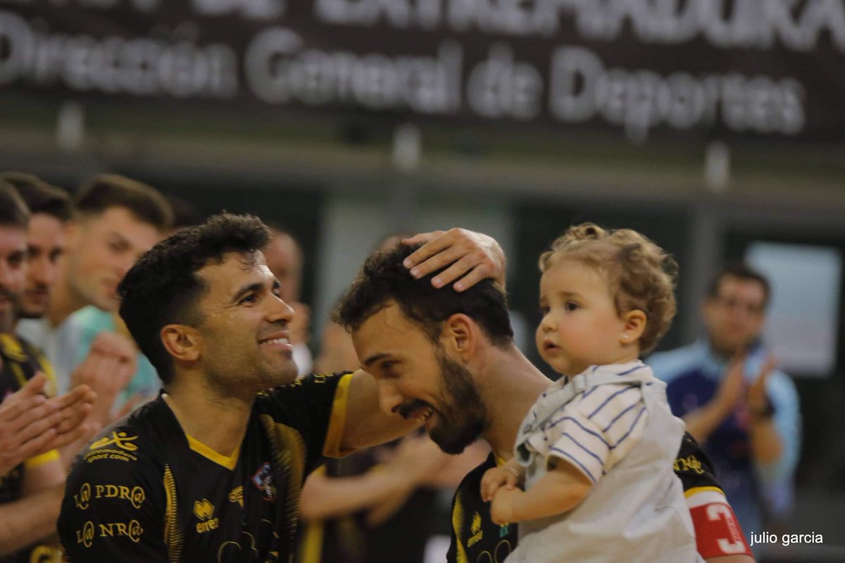 Eres un ejemplo de lo que debe ser un deportista de equipo, ya sea en la pista o en el vestuario. No te imaginas el vacío que dejas amigo. 
¡Orgullo y coraje! 💚🤍🖤