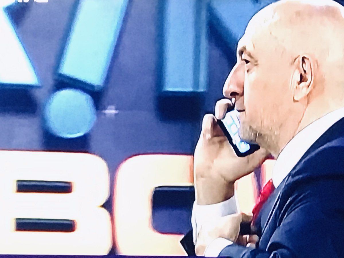 Artık milleti Reyting uğruna kandırmayın!!! Sözde Engin Beye telefon geliyor Fenerbahçe nin görüştüğü futbolcunun ismi söyleniyor. Ama Telefon ile  görüşme yapmadığı Telefon ekranı, ekrana yansıyan görüntüden belli #derinfutbol