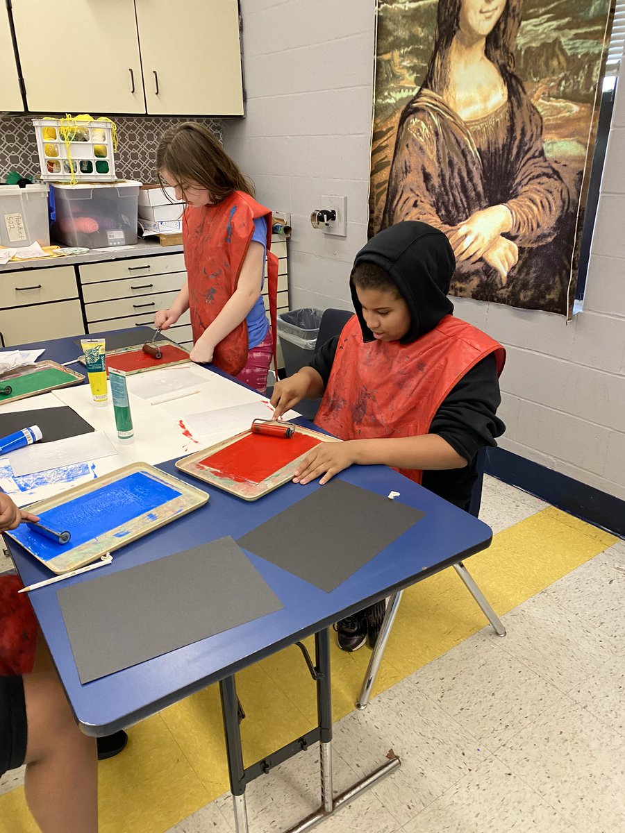 HeritageBears's tweet photo. 5th grade art class! #hierocks https://t.co/TkfJKsCOMO