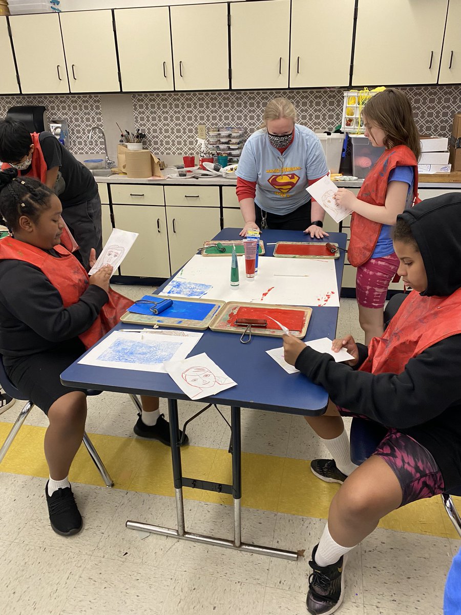 HeritageBears's tweet photo. 5th grade art class! #hierocks https://t.co/TkfJKsCOMO