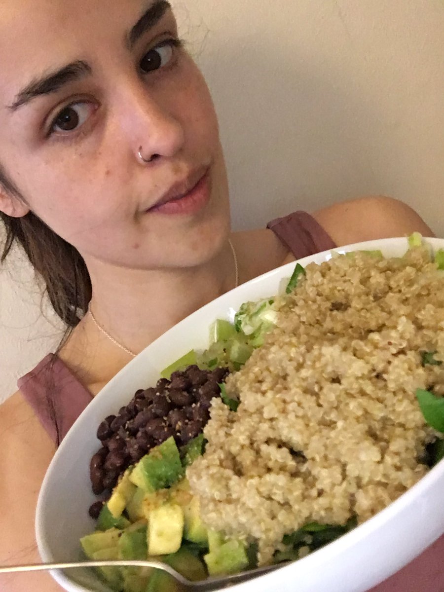 veganaloca's tweet photo. Me cené una ensalada de quinoa más grande que la gloria de Jesús p.d. https://t.co/K2lN68hIe7 https://t.co/dml8LCMdoe