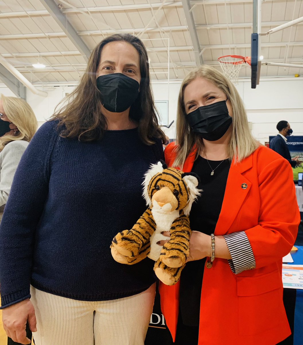 Anachka's tweet photo. An unexpected encounter with Ridley Alum Emily Bedell ‘92 at the Eaglebrook school fair. #RidleyAdmissions https://t.co/AL0z3kZlNk
