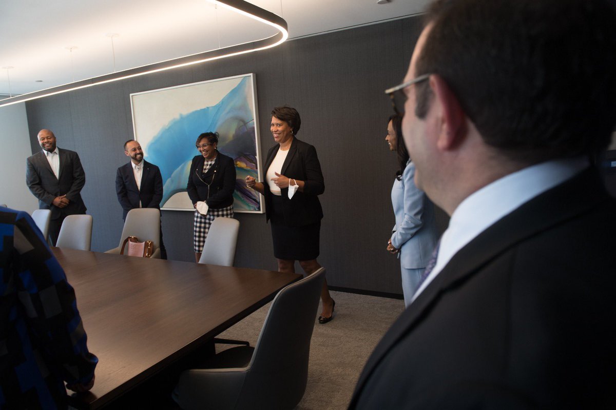 Today, we welcomed hundreds of employees to the new JPMorgan Chase Mid-Atlantic headquarters in downtown DC.

From the downtown HQ to the Skyland Community Center, this is about how we work together to create opportunities &amp; economic prosperity for more Washingtonians.