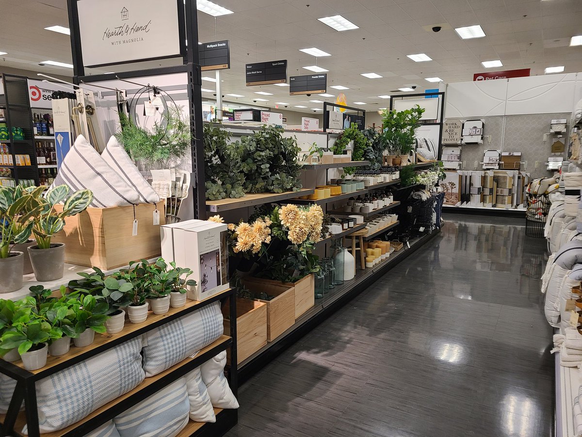 I wanted to share our gorgeous new home flat and Hearth and Hand sets 🥰😍🥰 Our guests are so in love with the beachy summer color story ☀️🌊❤️
#target #t0622 #d148 <a href="/JordanOrians/">Jordan Orians</a> <a href="/Kay_Moore81/">Kay Moore</a> <a href="/settoselltarget/">Heather Fountain</a> <a href="/aleahmarie19/">Aleah Jacinto</a>