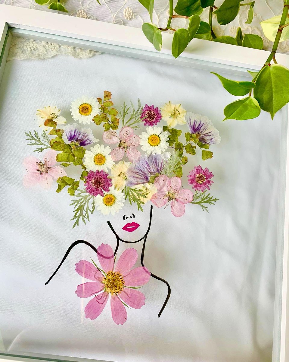 Botanical_Gal's tweet photo. My favorite of the 16 pressed flower frames I made today 💐 https://t.co/CdY8cKHjkb