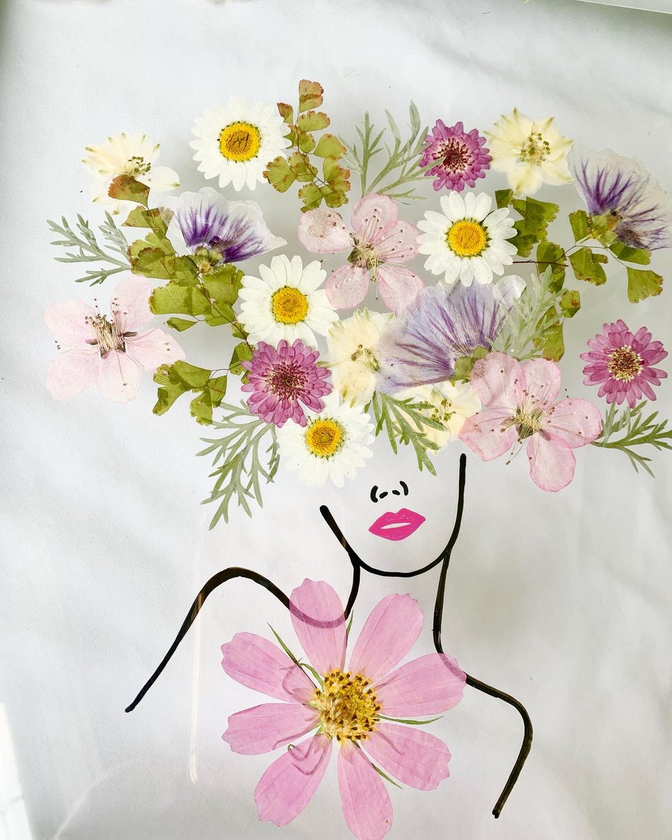 Botanical_Gal's tweet photo. My favorite of the 16 pressed flower frames I made today 💐 https://t.co/CdY8cKHjkb