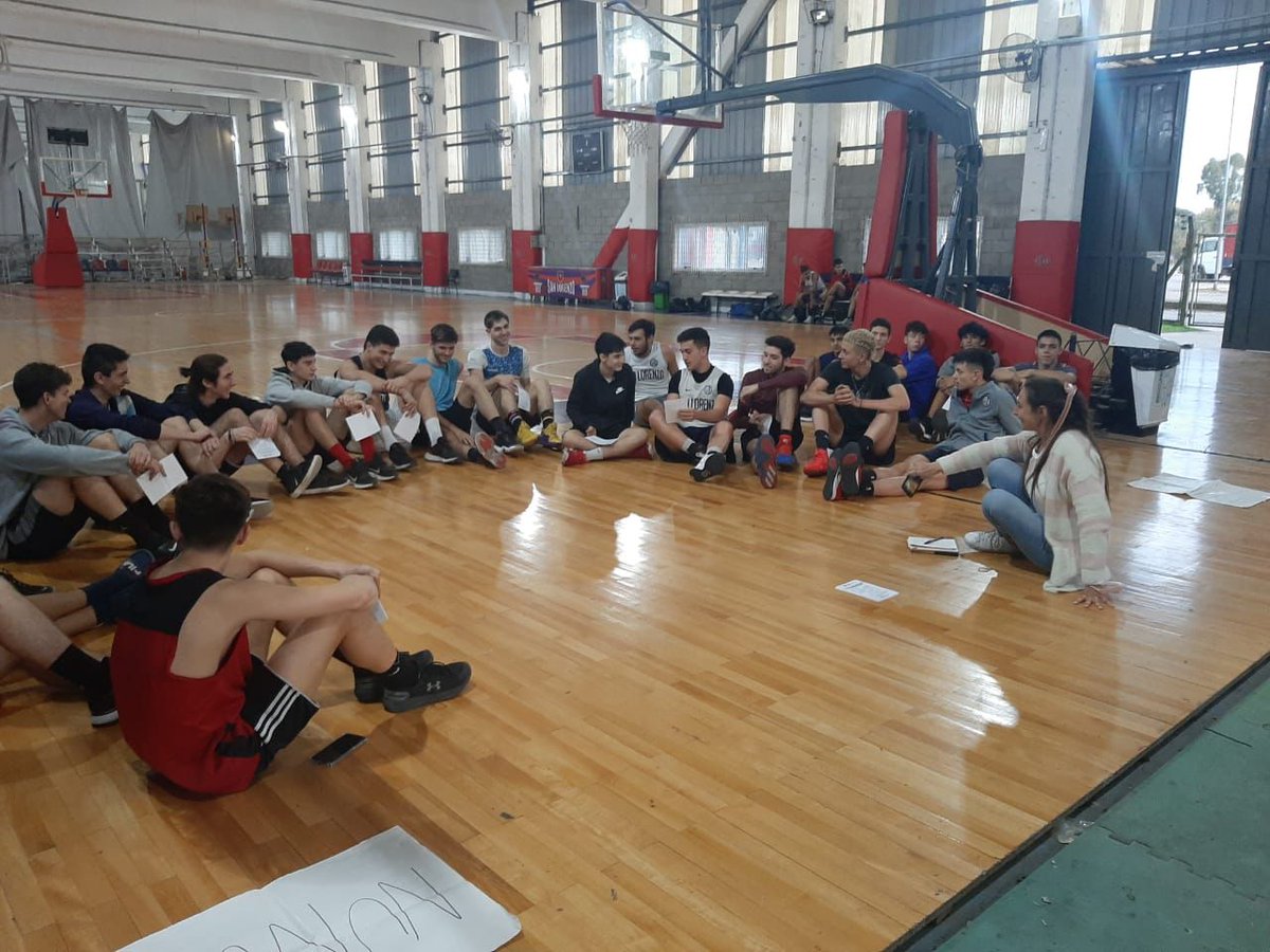 CaslaSocial's tweet photo. Empezamos la recorrida por #DeportesFederados para explicarles a las y los deportistas adolescentes el alcance del "Protocolo de Protección Integral de Derechos de Niñas, Niños y Adolescentes" y reflexionar sobre él. 
Hoy fue el turno de los jugadores de @CASLABasquetFvo
💙❤ https://t.co/OO5wmiBQTd