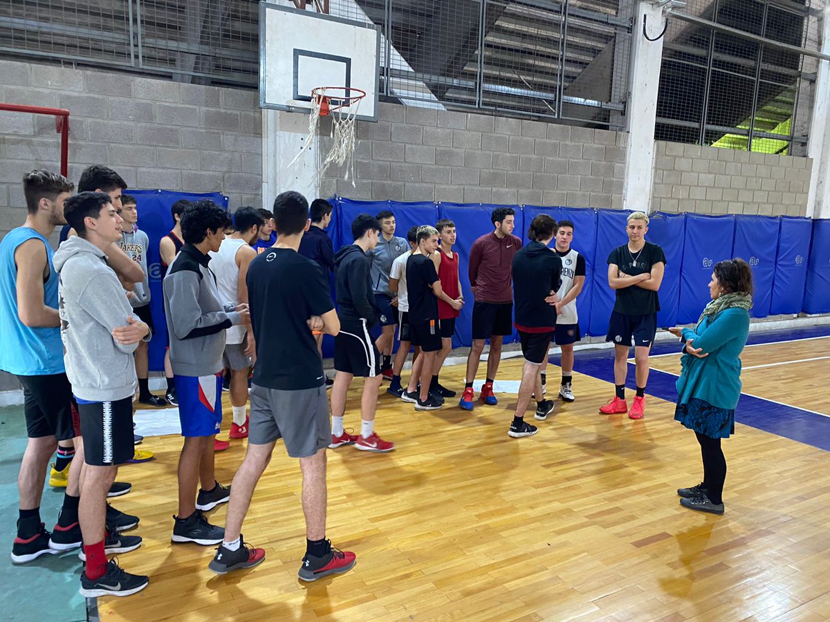 CaslaSocial's tweet photo. Empezamos la recorrida por #DeportesFederados para explicarles a las y los deportistas adolescentes el alcance del "Protocolo de Protección Integral de Derechos de Niñas, Niños y Adolescentes" y reflexionar sobre él. 
Hoy fue el turno de los jugadores de @CASLABasquetFvo
💙❤ https://t.co/OO5wmiBQTd